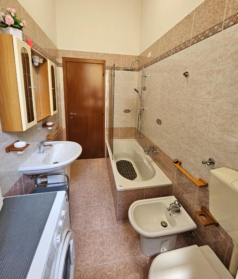 Casa Oltrepo Fresco Centrale Ma Silenzioso Parcheggio Interno Casteggio Exterior foto